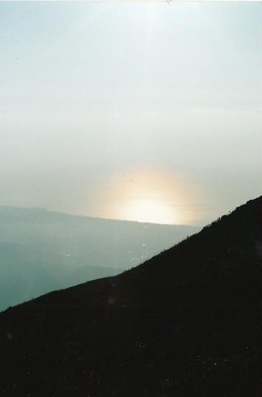 琵琶湖湖面に輝く夕日