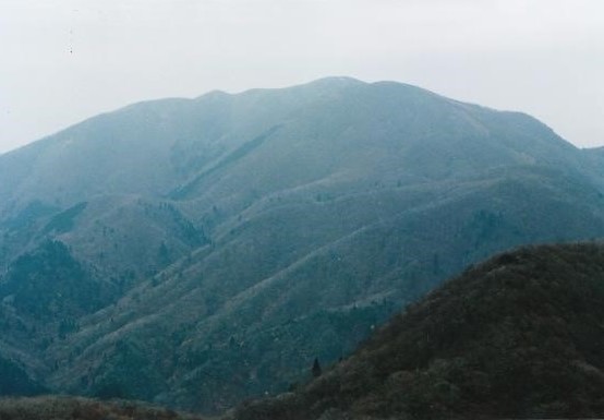 大きな山体の雨乞岳