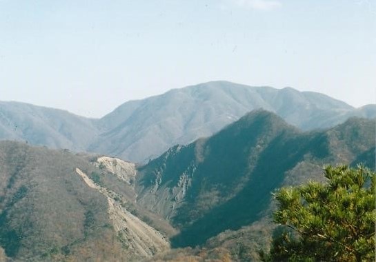 大きな山体の雨乞岳