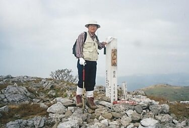 霊仙山（滋賀）｜草原の中に羊背岩（カレンフェルト）と呼ばれる石が点在している山