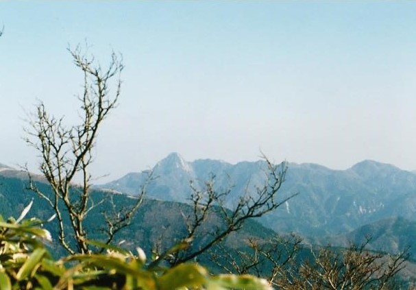 鎌ヶ岳・入道ヶ岳を望む