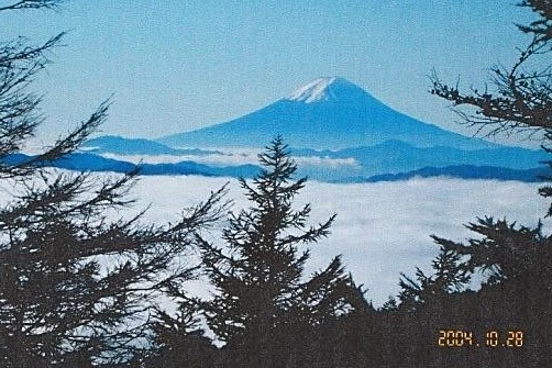 分水嶺から見る初冠雪の富士山　