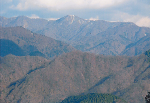 石小屋の先に薄らと雪を付けた蛭ヶ岳