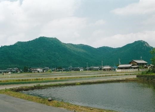 ㊧　赤神山　㊨　箕作山