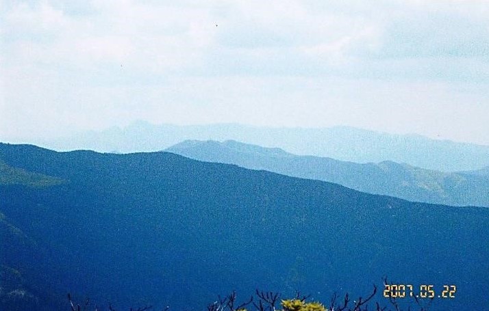 大峯山脈の大普賢岳・大峯山・四寸岩山・青ヶ峰（中間）国見山