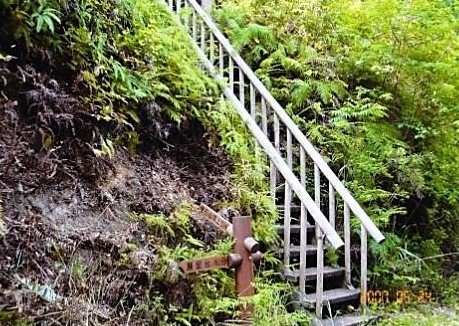 登山口の急階段