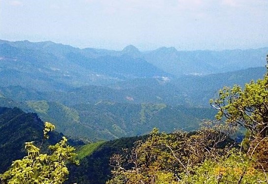 高見山山頂から住塚山・兜山・鎧岳