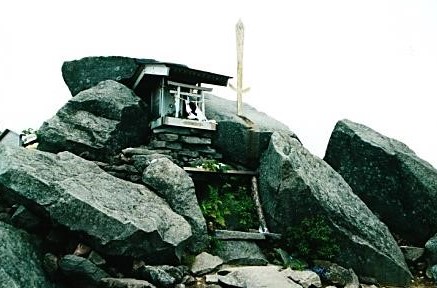 高峯山・山頂　剣と高峯神社奥社