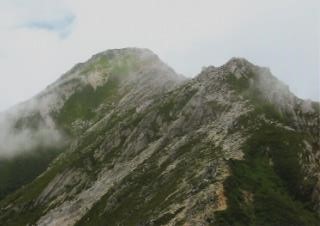 岩塊の常念岳を振り返る